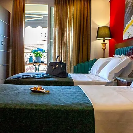 Art Aronos Hotel